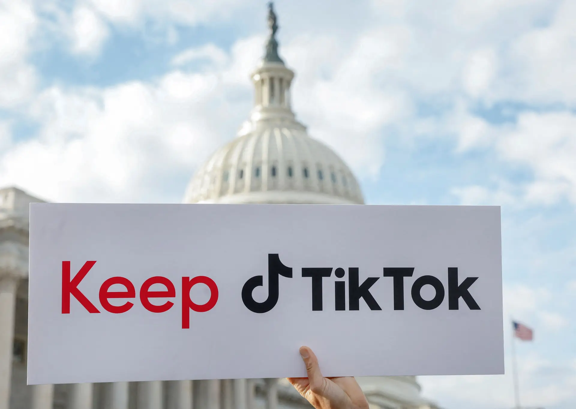 DPR Desak Apple & Google Blokir TikTok di AS Ancaman Dimulai 2025!