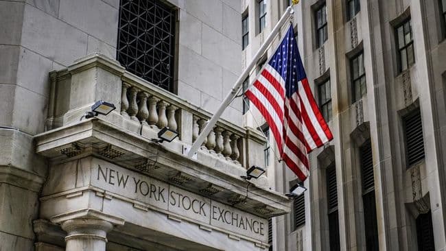 Wall Street Lanjut Ambruk, Investor Lego Saham Nvidia Hingga Apple