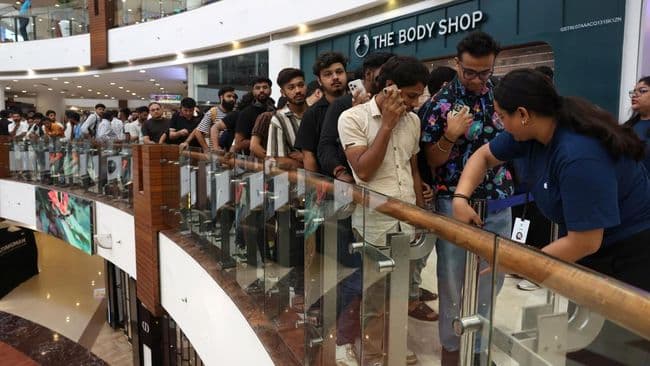 Penampakan Warga India Mengular Antre Demi Beli iPhone 17